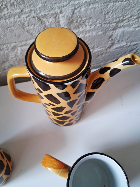 Image 1 of Koffiekan van keramiek met 2 mokken in giraffe print,ook leuk voor chocomelk.