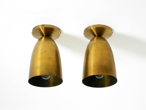 Une paire de grands plafonniers originaux en laiton, de style moderne du milieu du siècle.