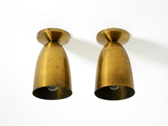 Image 1 of Une paire de grands plafonniers originaux en laiton, de style moderne du milieu du siècle.