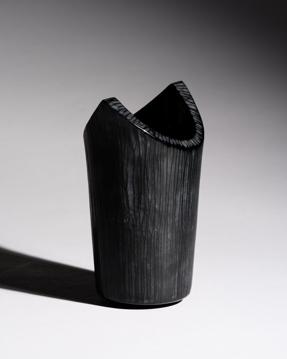 Image 1 of Claus Josef Riedel Skulpturale Vase aus schwarzem Kunstglas, Österreich, 70er-80er Jahre, Op-Art, SELTEN