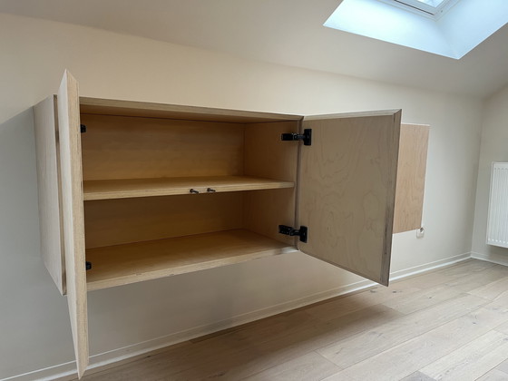 Image 1 of Entwurf eines schwebenden Wandschranks aus Birkensperrholz