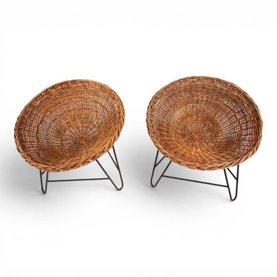 Image 1 of Pod Chairs – Een paar loungestoelen van rotan/riet op een metalen frame, 1970