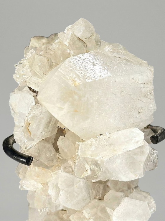 Image 1 of Duo decorativo: sfera di diaspro Maligano e gruppo di quarzo su piedistalli.