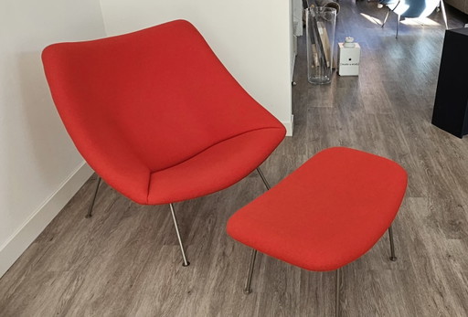 Artifort Oyster F157 con pouf coordinato 