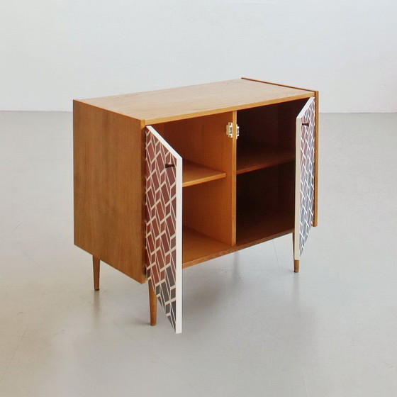 Image 1 of Kast uit het midden van de 20e eeuw met een handgeschilderd geometrisch patroon, kleurrijke vintage uit de jaren 60.