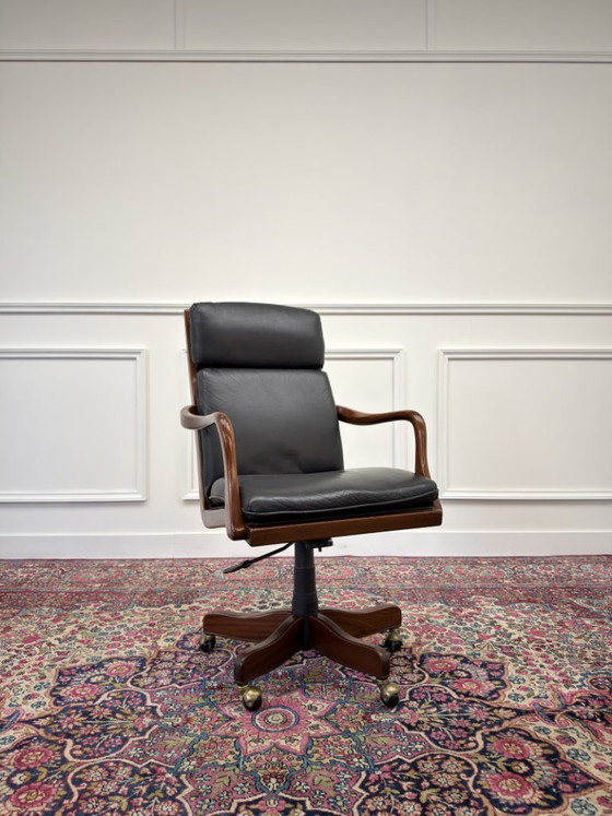 Set Klassische englische Chesterfield Bürostühle – Leather, Wood (photo 4 of 11)