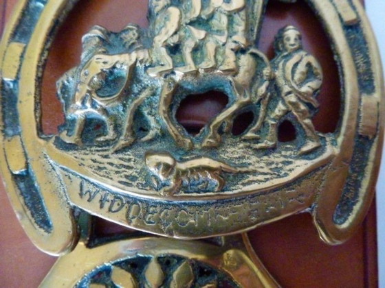 Image 1 of Vintage schellekoord met paard-gerelateerde koperen afbeeldingen. 