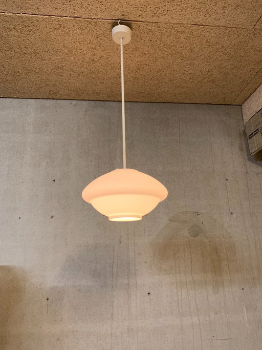 Lámpara colgante RZB Leuchten, Alemania de cristal opalino blanco.