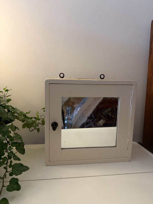 Vintage wandkastje crème met spiegel