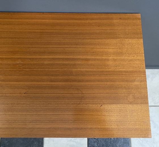 Image 1 of Dressoir uit de jaren 70 met decoratieve lijn boven de deuren.