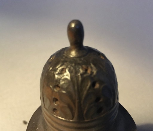 Pimentero antiguo de peltre