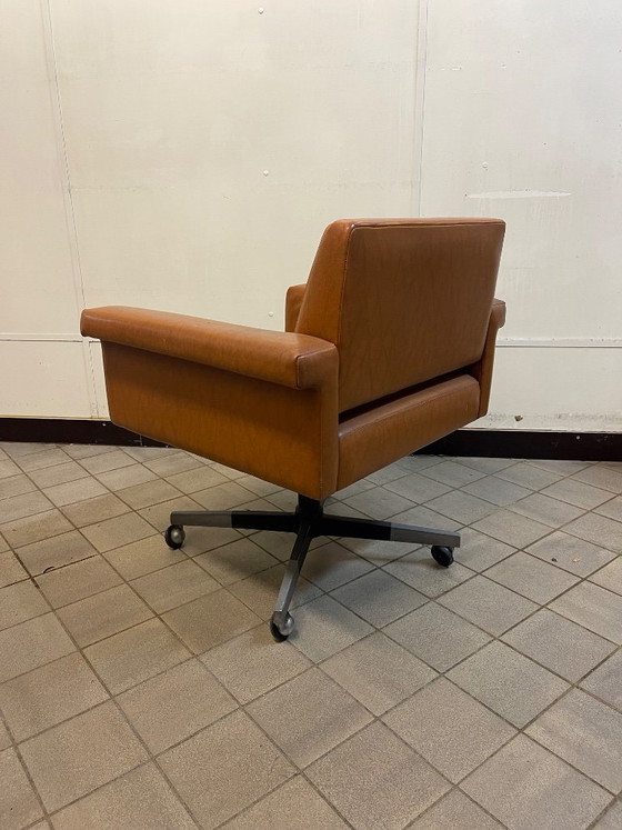 Silla de oficina italiana Mid-Century Modern de los años 60, Sillas de oficina, Metal, Skai, Marrón (foto 4 de 8)