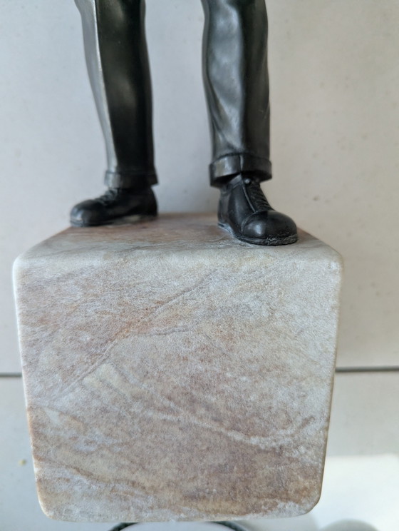 Image 1 of Scultura vintage in bronzo raffigurante un giocatore di bowling o bocce su base di marmo. Altezza: 42 cm. Peso: 5233 grammi.