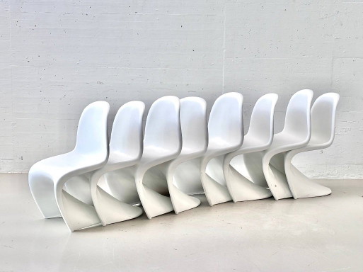 White chairs in the style of the Panton Chair – Space Age, 1970s – kuipstoelen, Plastic (photo 2 of 15)