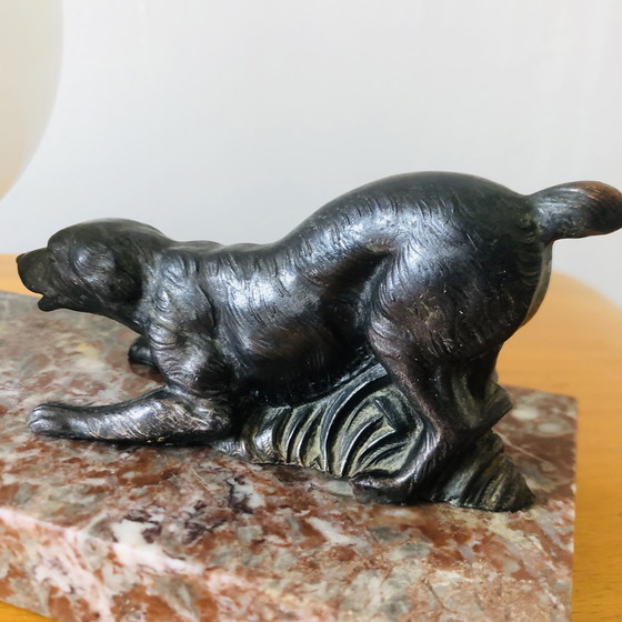 Image 1 of Lampe art déco globe en opaline et chien de chasse 