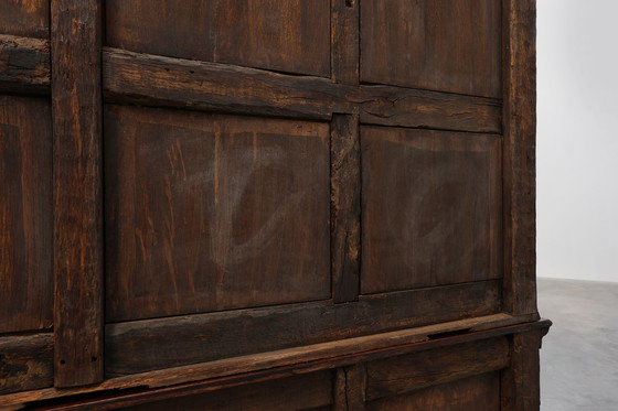 Image 1 of Rare grande armoire néogothique en chêne du début du 19e siècle, sculptée à la main
