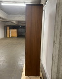 Mobiletto a muro alto in legno di noce Bert Plantagie