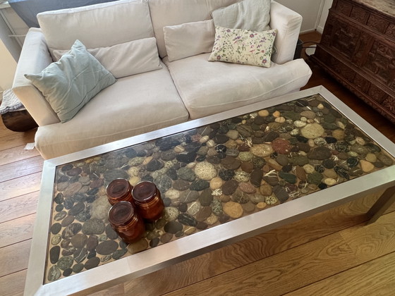 Image 1 of Table basse unique en résine époxy incrustée de penbles