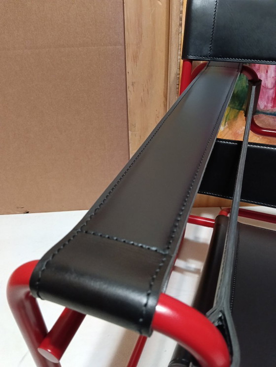 Image 1 of Bolso Knoll Wassily B3 rojo mate, nuevo-usado, en piel negra, de Marcel Breuer.
