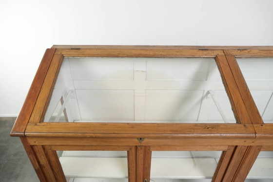 Image 1 of Bellissima e grande vetrina vintage da negozio/museo con ripiani, ante e piano apribile.