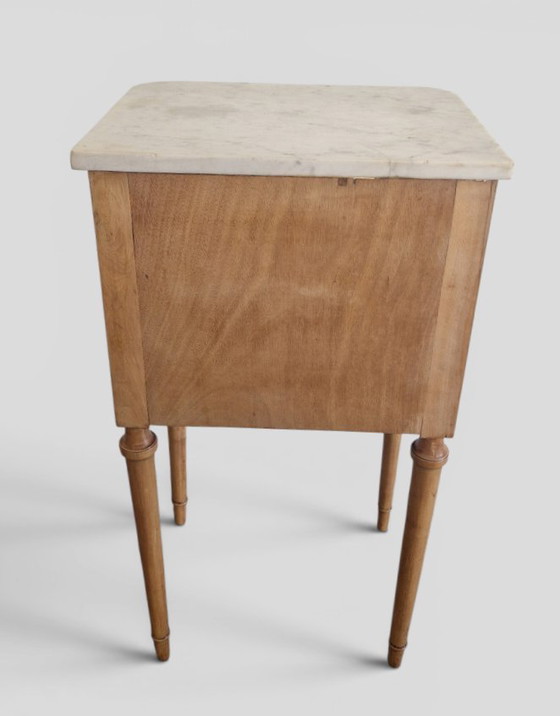 Image 1 of Tavolino laterale in stile Luigi XVI con intarsi, piano in marmo e decorazioni in bronzo dorato.