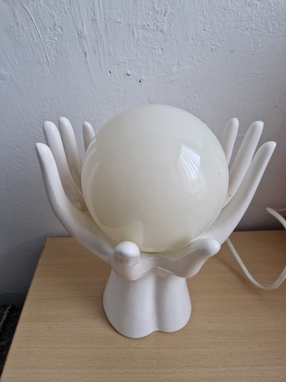 Image 1 of Bijzondere tafellamp handen met bol vintage design