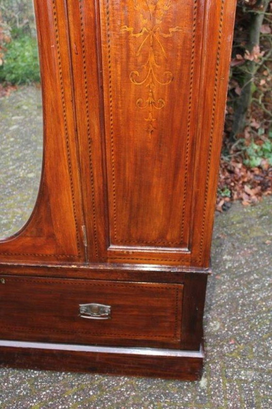 Image 1 of Armadio vintage in legno (anni 30-40) armadio per ragazze