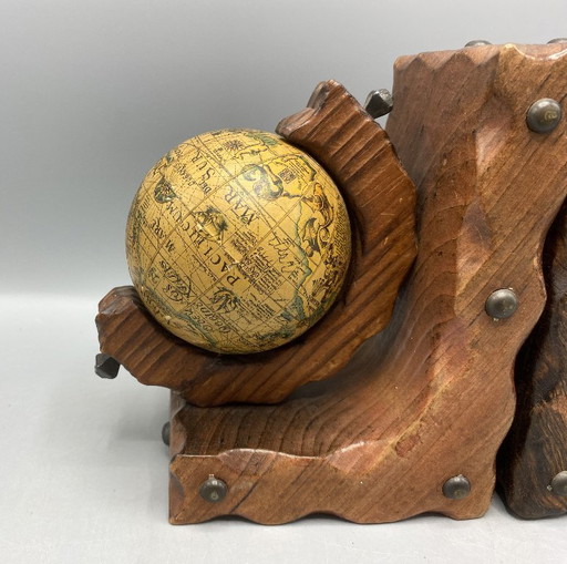 Vintage Globe Boekensteunen – Massief houten boekensteunen met draaiende wereldbollen – Bibliotheekdecoratie in mid-century stij