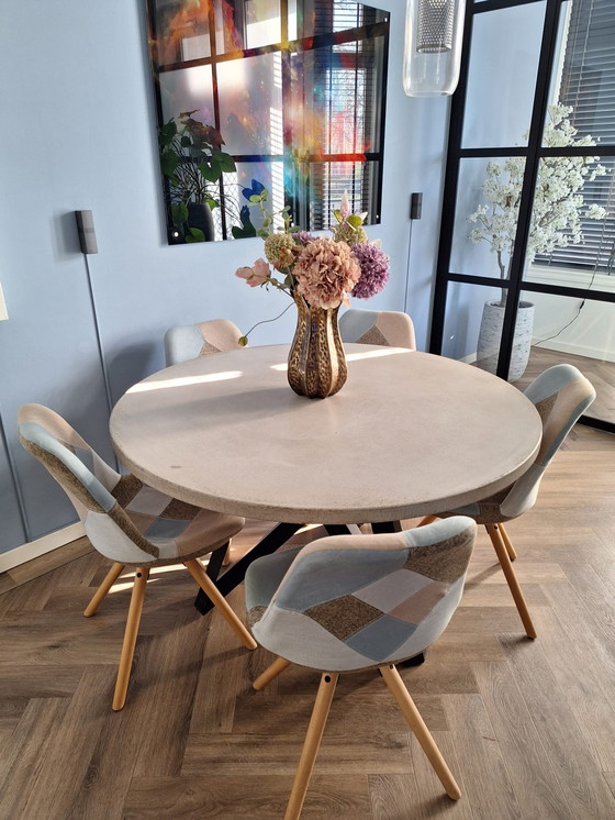 Image 1 of Tavolo rotondo in cemento Table Du Sud Dimensioni: 130x4, Colore: Grigio chiaro, Altezza: 76, Base: Cortina 9005