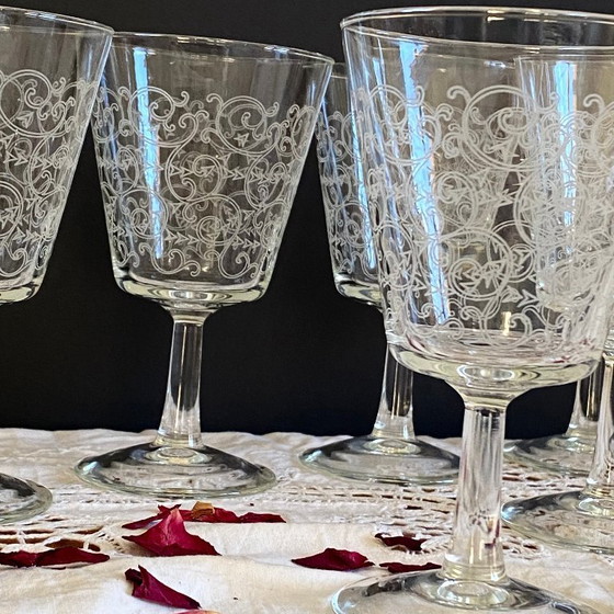 Image 1 of 6 grote antieke wijn- of waterglazen op voet met gegraveerd arabeskmotief