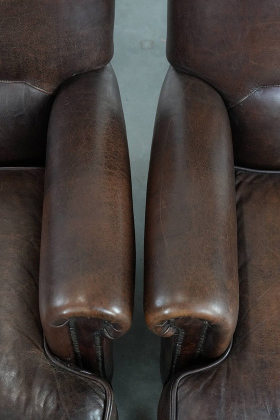 Image 1 of 2 x Charakteristischer Schaffellsessel in einer schönen, tiefen Farbe