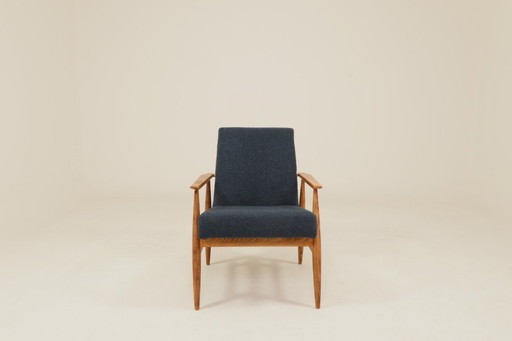 Fauteuil scandinave bleu marine à structure en bois bouclé, design H.Lis