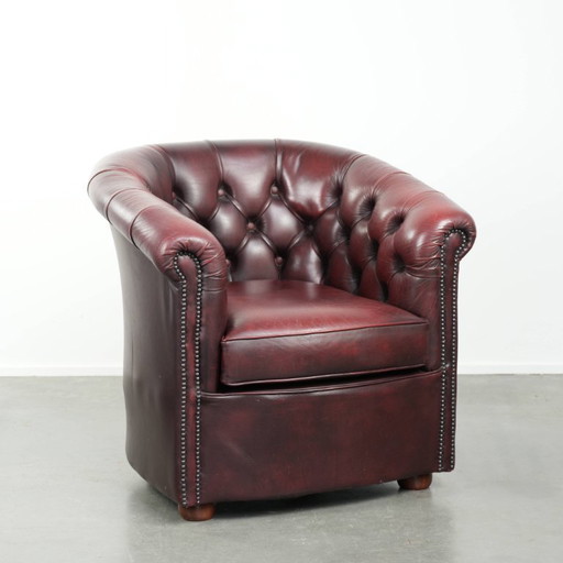 Prachtige rundleren chesterfield clubfauteuil in een schitterende rode kleur in klassieke Engelse stijl – Leather