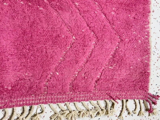 Image 1 of Handgeknüpfter rosa Beni-Ouraine-Berberteppich, Größe 1,5/2,5 m