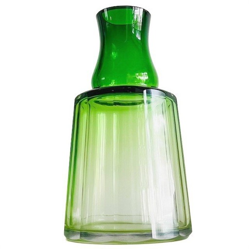 Vase ancien Baccarat en cristal vert taillé à facettes Art Déco années 1930