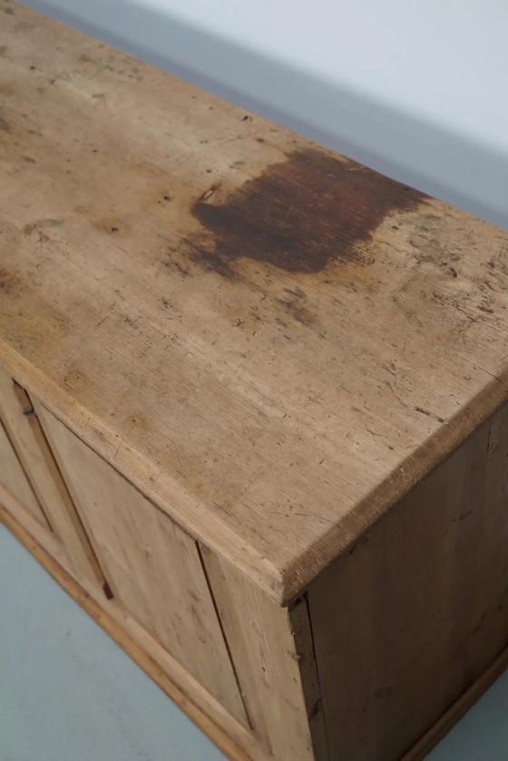 Image 1 of Mobiletto rustico da farmacia tedesco d'epoca / bancone da negozio in pino, anni '30