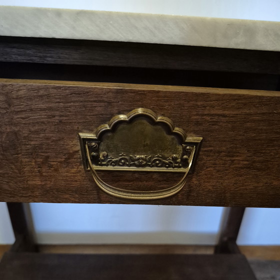 Image 1 of Elegante mesa auxiliar antigua con tapa de mármol.