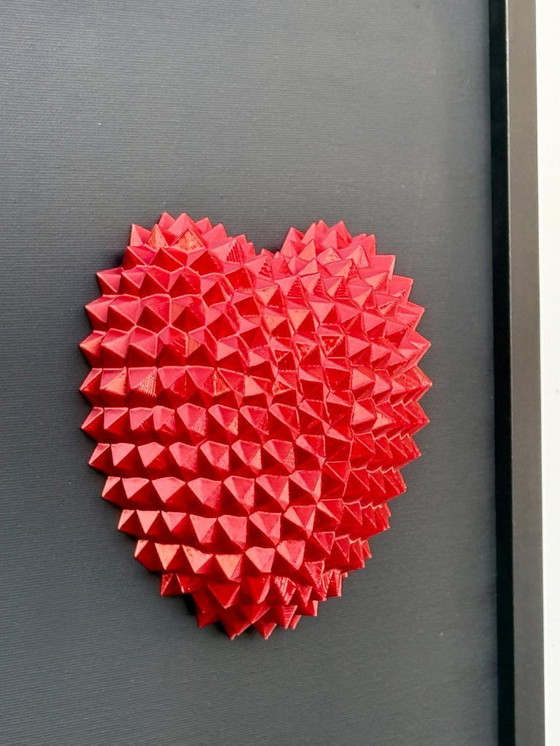 Image 1 of Décoration murale géométrique en forme de cœur 3D – Sculpture rouge en PLA sur toile noire (encadrée)