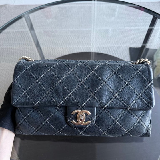 Image 1 of Chanel Seasonal Flap - Iriserende stiksels, gewatteerd leer, donkerblauw, goudkleurige hardware, serie 19