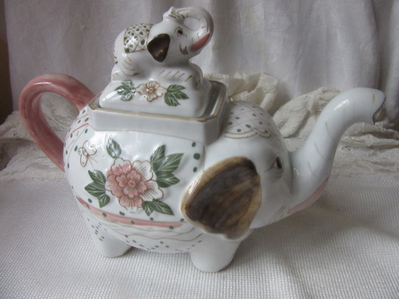 Olifantvormige theepot, wit keramiek met bloemmotief "Andrea by Sadek" vintage, Tafelaccessoires (foto 4 van 10)