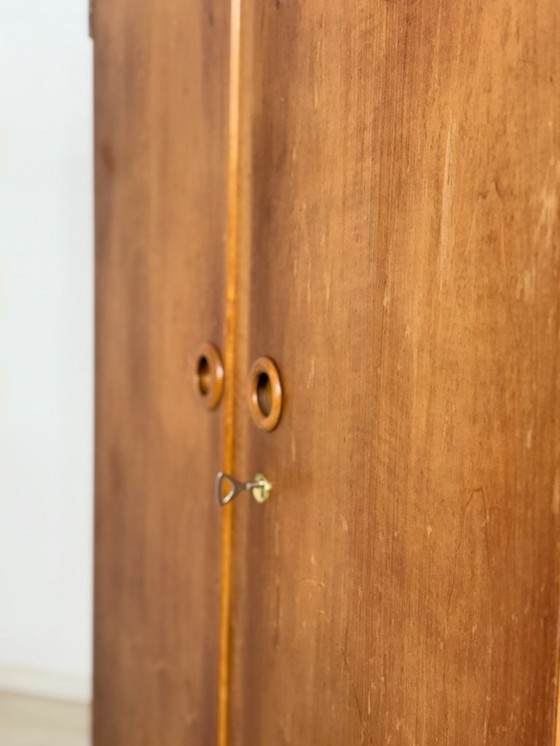 Image 1 of Vintage kledingkast / Linnenkast uit het midden van de 20e eeuw / Houten kast