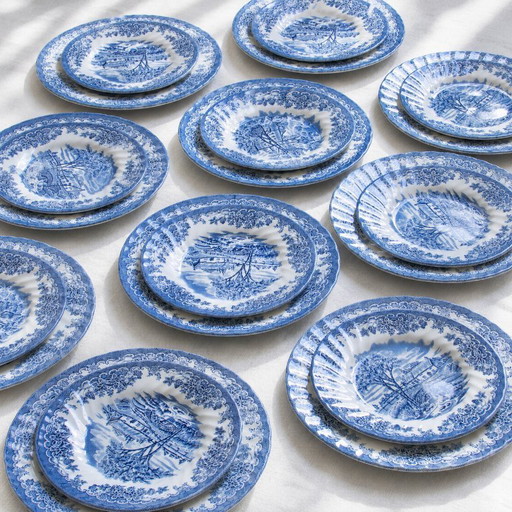 Servizio da tavola inglese di grandi dimensioni, composto da 35 pezzi, firmato Staffordshire Churchille.