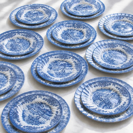 Image 1 of Servizio da tavola inglese di grandi dimensioni, composto da 35 pezzi, firmato Staffordshire Churchille.