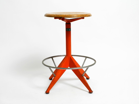 Image 1 of Seltener massiver italienischer Mid Century Industrial Metallhocker von Mautren in seltenem Orange | mit höhenverstellbarer Sitz