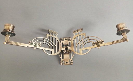 Geometrische messing kandelaar voor aan de muur in secessionistische/art nouveau-stijl, ca. 1900.
