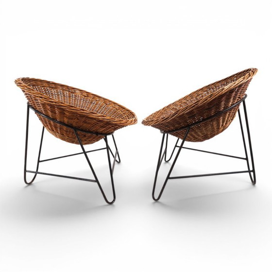 Image 1 of Pod Chairs – Een paar loungestoelen van rotan/riet op een metalen frame, 1970