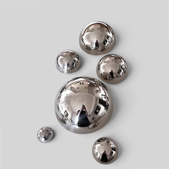 Ensemble de 6 demi-sphères sculpturales en acier inoxydable – Décoration murale moderne et réfléchissante (photo 7 of 15)