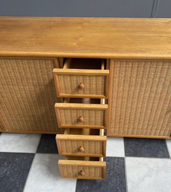 Image 1 of Grande credenza in vimini sintetico chiaro e cinghie di legno