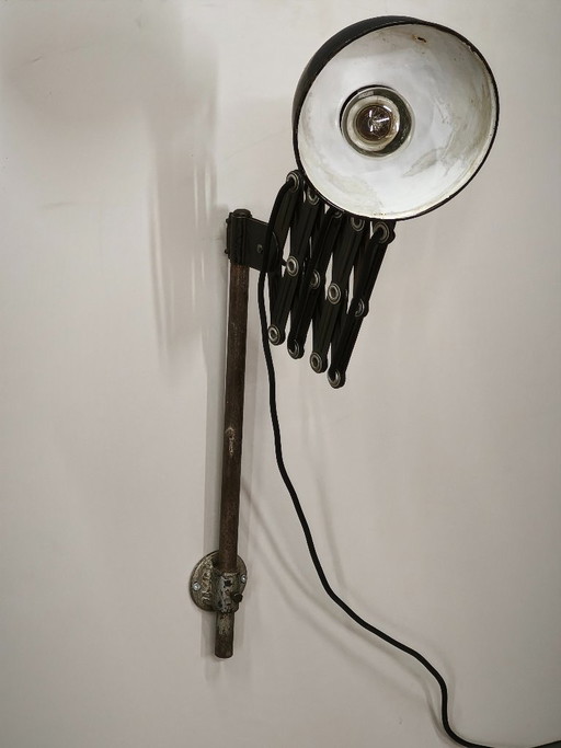 Applique murale industrielle Bauhaus à bras articulé des années 1930, émail noir, Tchécoslovaquie