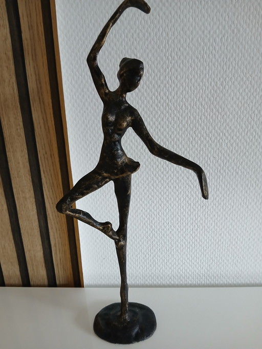 Statues de style Giacometti.